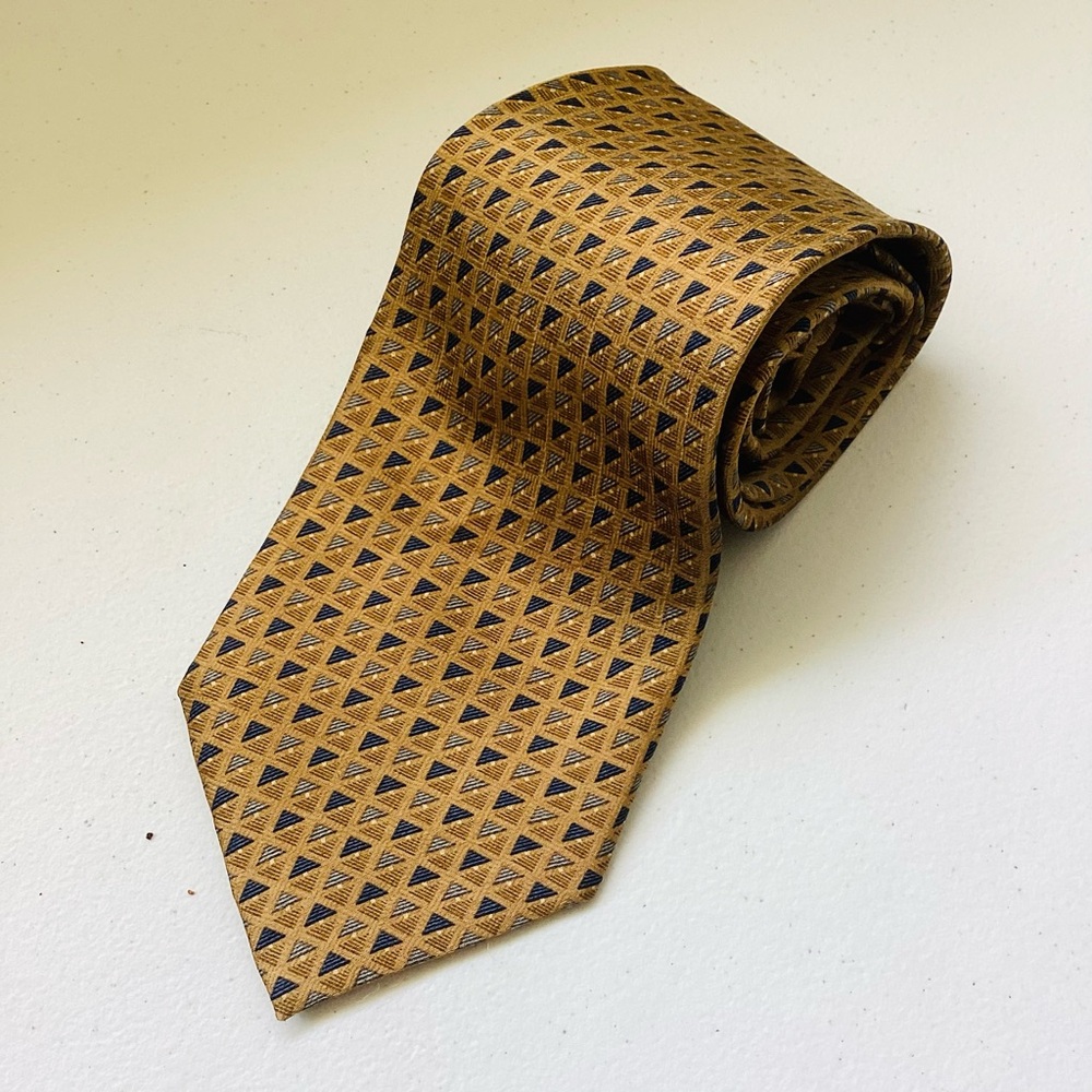 NEO Bill Blass Elegant Gold and Black Geometric Tie.  100% silk.  59” long.